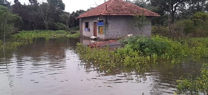 வெள்ளத்தினால் தனிமைப்படுத்தப்பட்டது முல்லைத்தீவு!