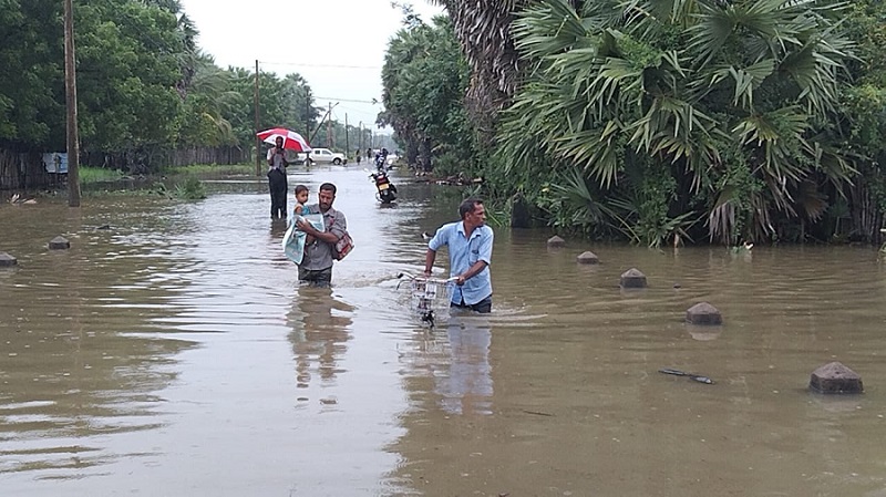 இடைவிடாது தொடரும் மழை: கிளிநொச்சியில் முகாம்களில் தங்கவைக்கப்பட்டுள்ள மக்கள்