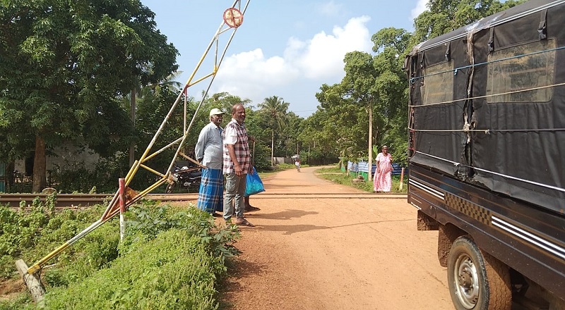 பாதுகாப்பற்ற புகையிரத கடவை காப்பாளர்கள் மேற்கொண்டுள்ள 48 மணிநேர பணிப்புறக்கணிப்பு