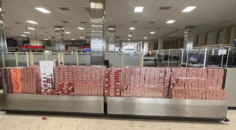 கட்டுநாயக்க விமான நிலையத்தில் 20 இலட்சம் பெறுமதியான சிகரெட்டுக்களுடன் வர்த்தகர் கைது