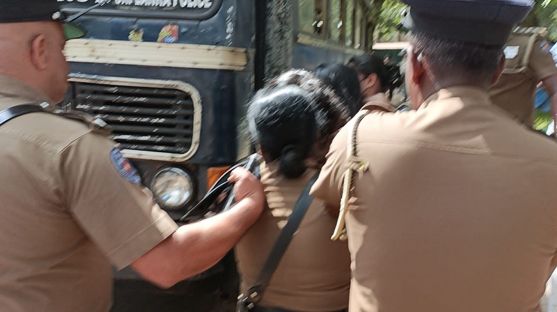 வவுனியாவில்  பதற்றம்:  ஜனாதிபதியின் வருகையின் போது நீதி கேட்டு போராடிய பெண்கள் கைது!