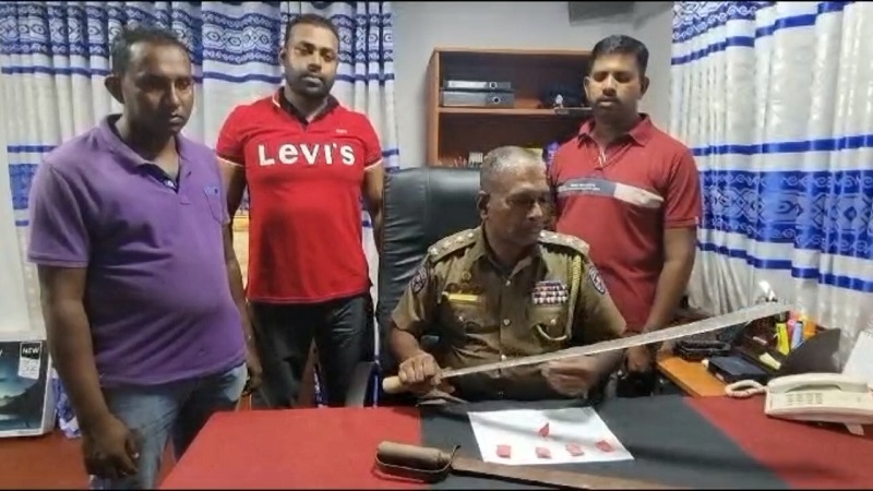 முல்லைத்தீவு - மாணிக்கபுரம் பகுதியில் வாள், கஞ்சா, ஐஸ் உடன் இளைஞன் கைது!