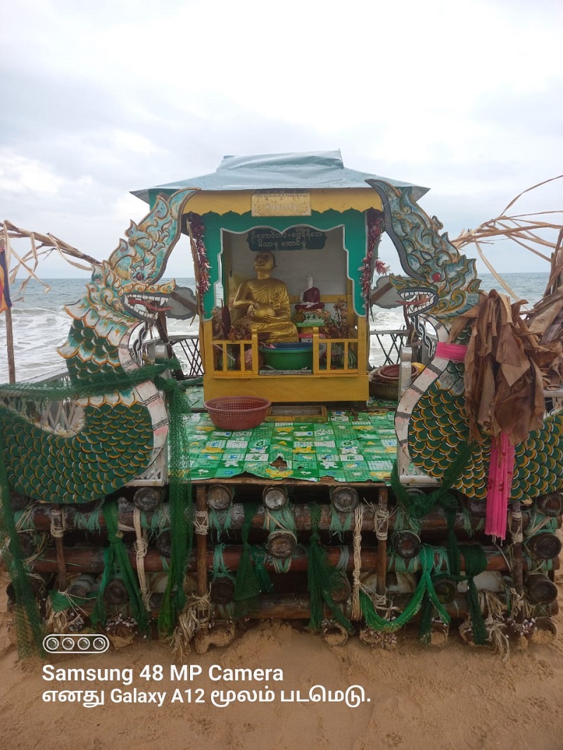 யாழ் கடற்கரை பகுதியில்  ஒதுங்கியுள்ள புத்த பெருமான் அமர்ந்திருக்கும் மிதப்பு ரதம்