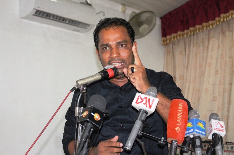 பிரச்சினைகளை வைத்து அரசியல் செய்வது இலகு தீர்வு காண்பதே கடினம் என்கிறார் வியாழேந்திரன்!