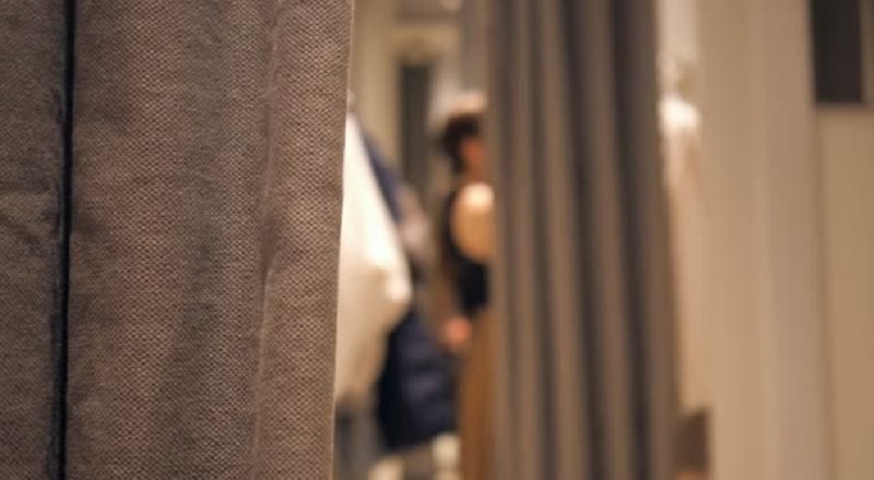 வைத்தியசாலையில் பெண் மருத்துவர்கள் ஆடை மாற்றுவதை படம் எடுத்தவர் கைது