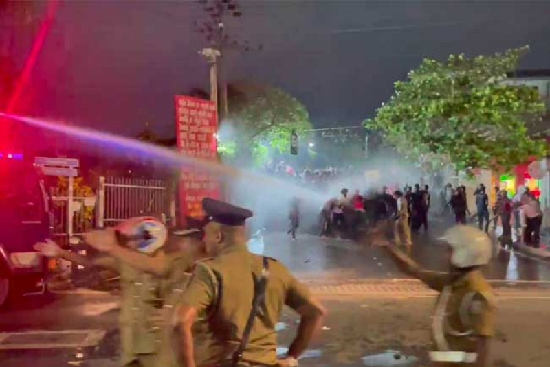 ரணிலின் தீர்மானத்திற்கு எதிராக பல்கலை மாணவர்கள் முற்றுகைப் போராட்டம் - கண்ணீர் புகை நீர்த்தாரை பிரயோகம்!
