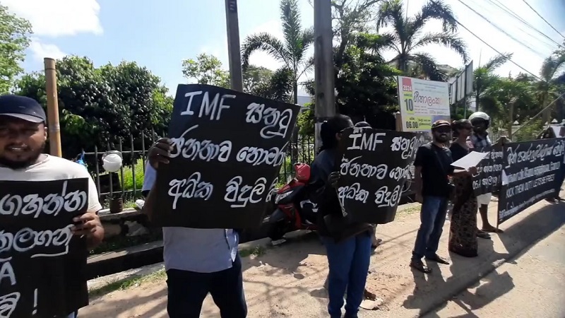 அவர்களை துரத்துவோம்: சுதந்திரம் பெறுவோம்!  நீர்கொழும்பில் ஆர்ப்பாட்டம்