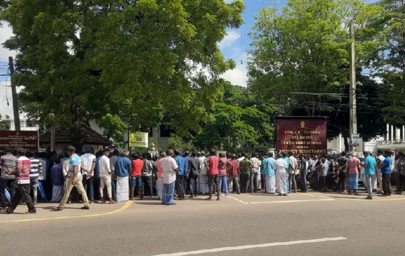 யாழ் மாவட்ட செயலகத்தை முற்றுகையிட்ட மீனவர்கள்: வாழ்வாதாரத்தை அழிப்பதாக குற்றச்சாட்டு