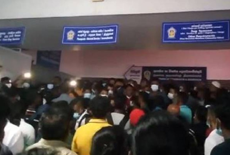குடிவரவு குடியகழ்வு திணைக்களத்தில் ஏற்பட்ட பதற்ற நிலை: பெரும் சிரமத்திற்குள்ளான மக்கள்