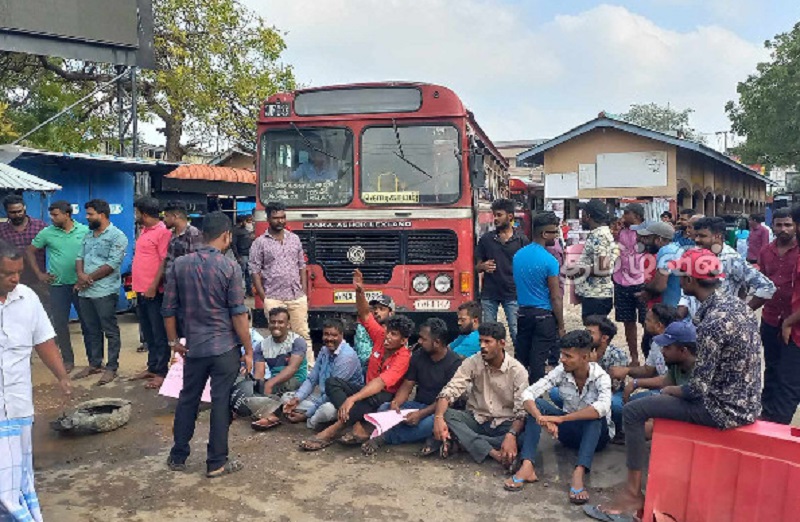 பேருந்து நிலையத்தை முற்றுகையிட்டு தனியார் பேருந்து சாரதிகள் போராட்டம்!