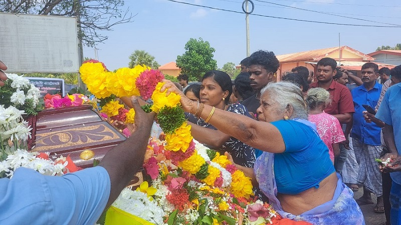 சாந்தனின் புகழுடலுக்கு முருகனின் தாயார் மற்றும் சகோதரி அஞ்சலி!