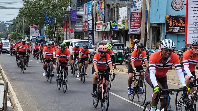 யாழ்ப்பாண மக்களை நெகிழ்ச்சிக்குளாக்கிய வெளிநாட்டவர்கள்!