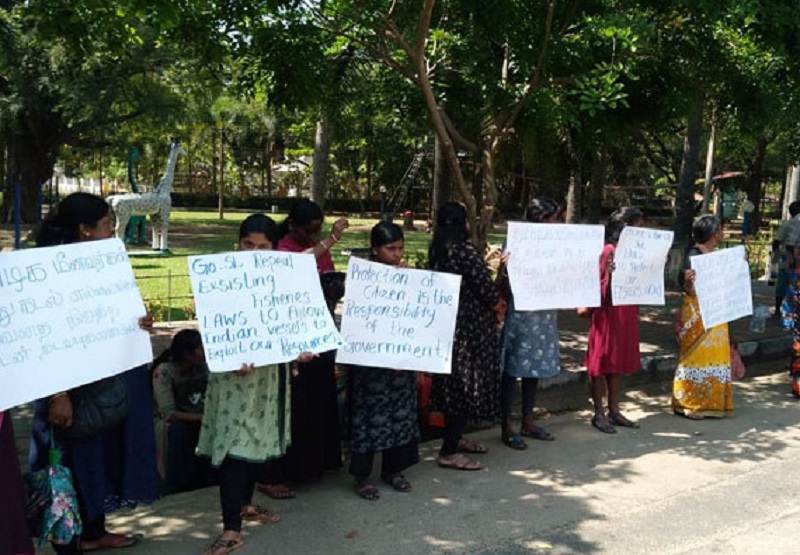 இந்திய மீனவர்களின் அத்துமீறலைக் கண்டித்து  யாழில் போராட்டம்!