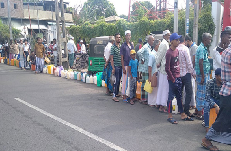 இலங்கையில் மக்கள் மீண்டும் வரிசையில் நிற்கவேண்டி ஏற்படும்!