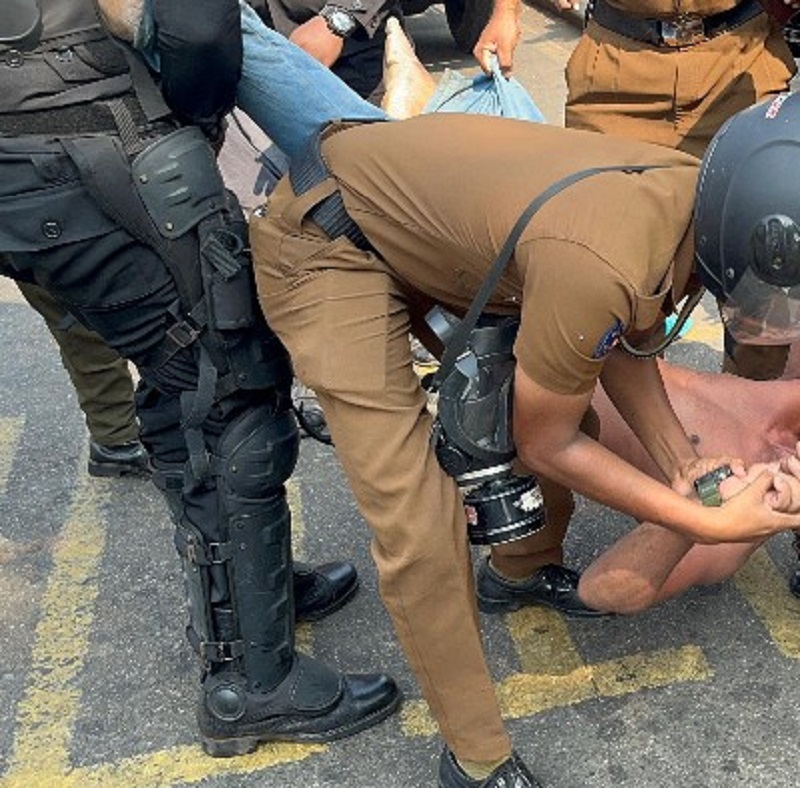 கொழும்பில் சற்றுமுன்னர் ஏற்பட்ட பதற்றநிலை: போராட்டகாரர்களின் ஆடைகளை களைந்த பொலிஸார்