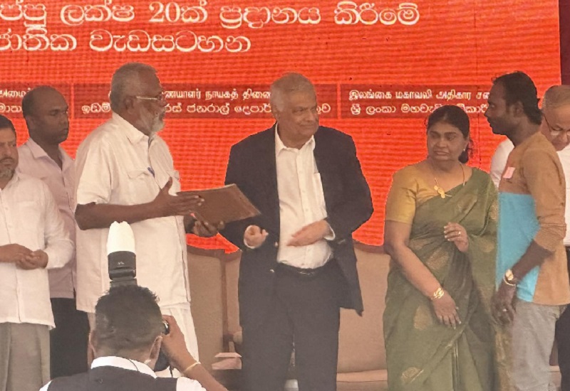 வலி வடக்கில் படையினர் வசமிருந்த மற்றுமொரு தொகுதி காணிகள் விடுவிப்பு! ஜனாதிபதியால் உரிமங்கள் கையளிப்பு