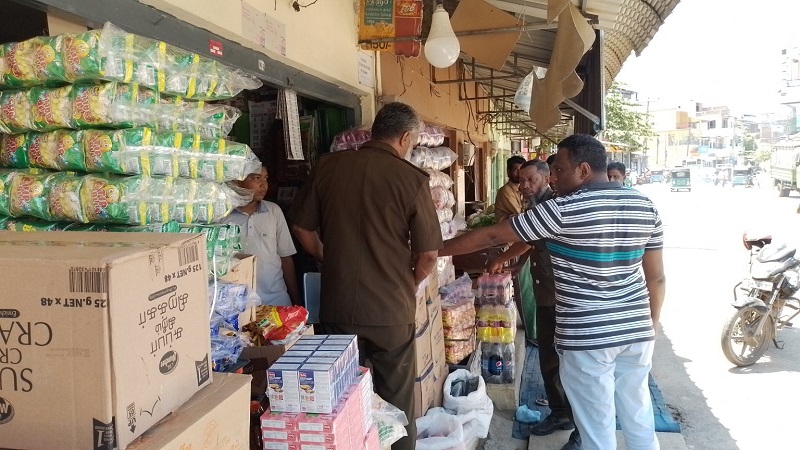 திடீர் சோதனைக்கு உட்படுத்தப்பட்ட உணவகங்கள்: பொருத்தமற்ற உணவுகள் அழிப்பு