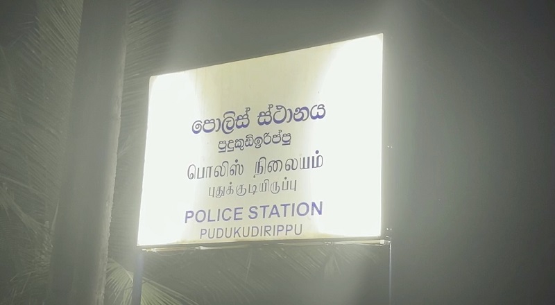 பல இலட்சம் பெறுமதியான மரக்குற்றிகளை மறைத்து வைத்த குற்றச்சாட்டில் இளைஞர் ஒருவர் கைது
