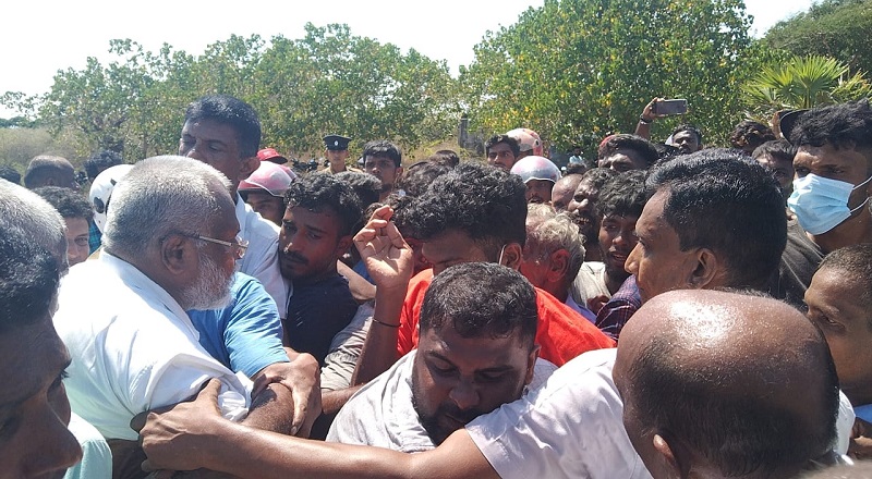 பொன்னாவெளி சீமெந்து தொழிற்சாலையை திறக்க சென்ற அமைச்சர் டக்ளசுக்கு மக்கள் எதிர்ப்பு!