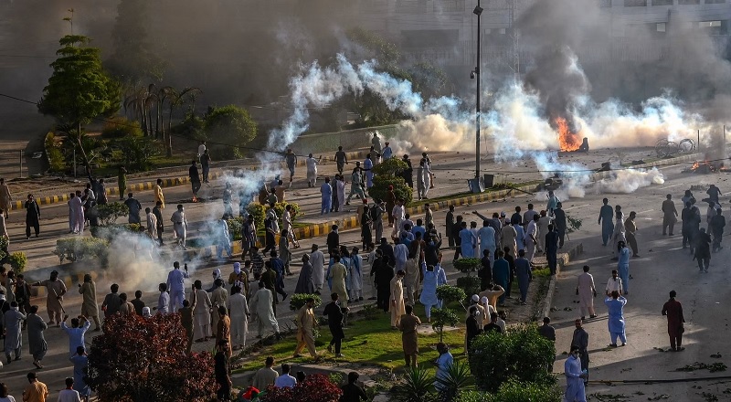 போராட்டத்தில் ஈடுபட்ட மக்கள் மீது பாகிஸ்தான் ராணுவம் துப்பாக்கி சூடு - 4 பேர் பலி