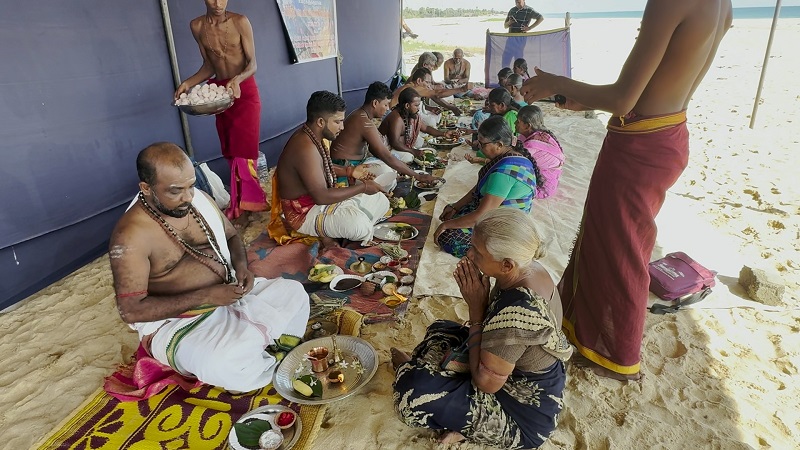 முள்ளிவாய்க்காலில் உயிரிழந்த மக்களின் பிதிர்கடன் ஆத்ம சாந்தி பிரார்த்தனை! பெரும்திரளானோர் பங்கேற்பு