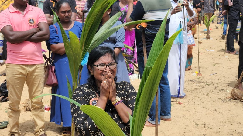 வலி மிகுந்த வரலாற்றின் சாட்சியான முள்ளிவாய்க்கால் நினைவேந்தல்! கண்ணீரோடு அனுஷ்டித்த பெருந்திரளான மக்கள்