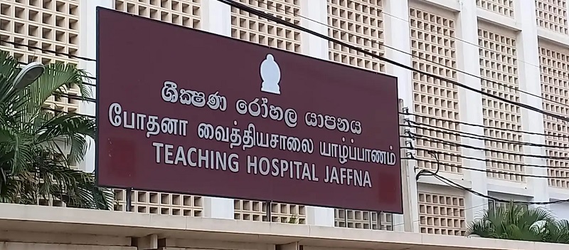 யாழ் போதனா வைத்தியசாலையில் மோட்டார் சைக்கிளில் நுழைந்தவரால் பரபரப்பு!