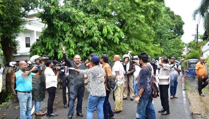 பசில் நாமலின் பேரில் சிதறு தேங்காய் உடைப்பு!