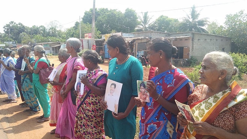 சர்வதேச விசாரணை வேண்டும்! கிளிநொச்சியில் உறவுகள் கவனயீர்ப்பு போராட்டம்