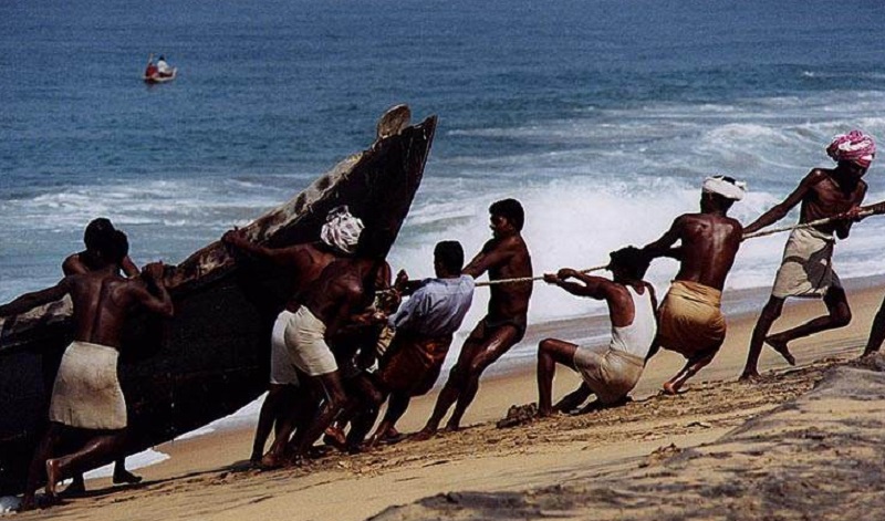 கடலுக்குச் செல்லும் வீதியை வர்த்தகர் மறித்தமையால் மீனவர்களுக்கு நெருக்கடி!