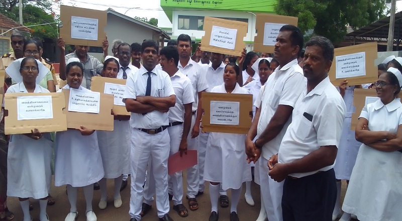 யாழ் - பருத்தித்துறை ஆதார வைத்தியசாலை ஊழியர்கள் போராட்டம்!