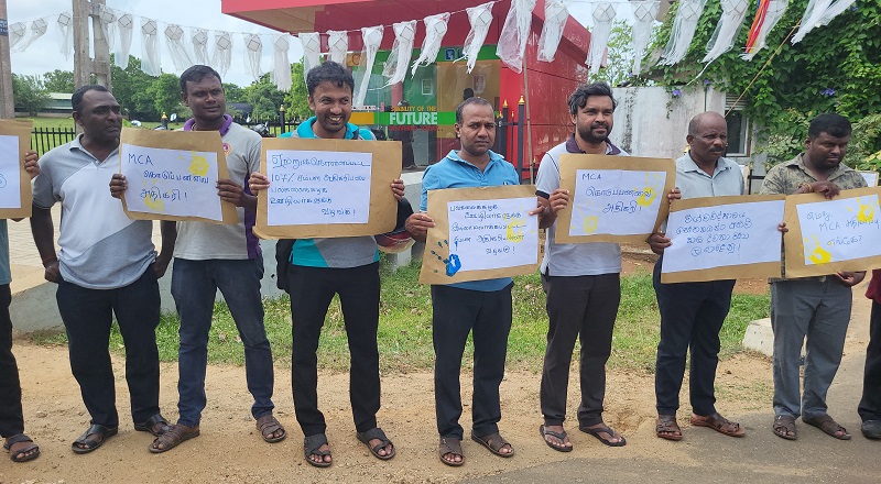 வவுனியா பல்கலைக்கழக கல்வி சாரா ஊழியர்கள் கவனயீர்ப்பு போராட்டம்!