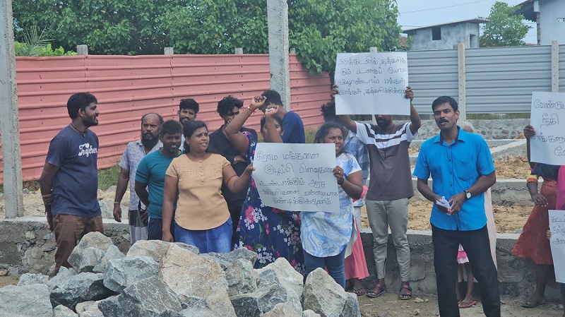 இரண்டு கிராமங்களை  பிரிக்கும் கட்டிடம்: போராட்டத்தில் குதித்த மக்கள்