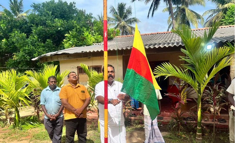 இலங்கைத் தமிழரசுக் கட்சி கொடி அரைக்கம்பத்தில் ஏற்றப்பட்டு பெருந்தலைவருக்கு மரியாதை செலுத்தப்பட்டது !