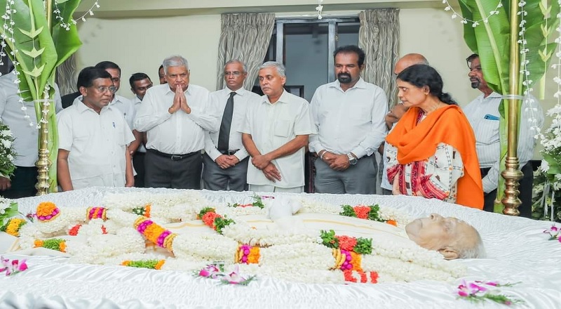 மறைந்த சம்பந்தனின் பூதவுடலுக்கு இறுதி அஞ்சலி செலுத்திய ஜனாதிபதி ரணில் விக்ரமசிங்க