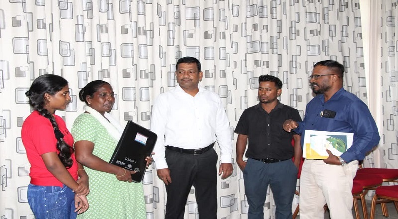 கிளிநொச்சியில் இந்தியாவிலிருந்து மீளத்திரும்பியவர்களுக்கு  உதவித் தொகை வழங்கும் நிகழ்வு!