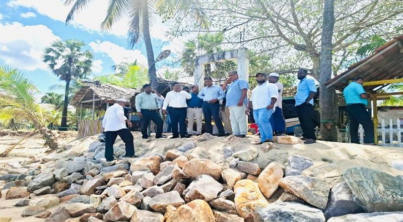 நிந்தவூர் பிரதேச கடலனர்த்தத்தால் பாதிப்புற்ற இடங்களை பார்வையிட்ட ஆதம்பாவா எம்.பி!