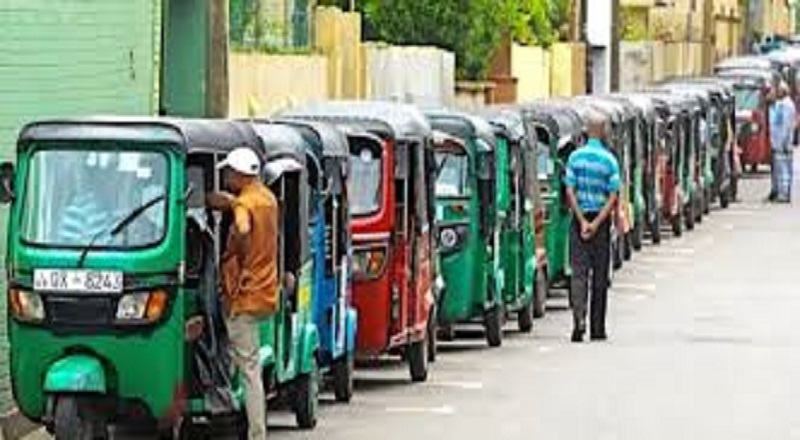 ஹட்டனில் மீண்டும் நீண்ட எரிபொருள் வரிசை: QR முறை இருந்தும் சாரதிகள் அவதி!