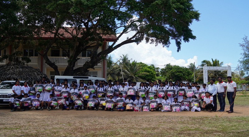 இலங்கை செஞ்சிலுவை சங்கம் – கிளிநொச்சி கிளை மாணவர்களுக்கு கற்றல் உபகரணங்கள் விநியோகம்!