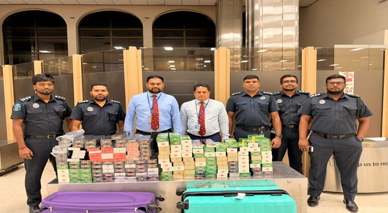 விமான நிலையத்தில் பெருமளவு சிகரெட்டுகளுடன் வெளிநாட்டுப் பிரஜைகள் கைது!