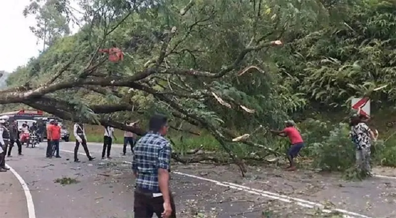 இரத்தினபுரி–பாணந்துறை பிரதான வீதியில் போக்குவரத்துக்குத் தடை!