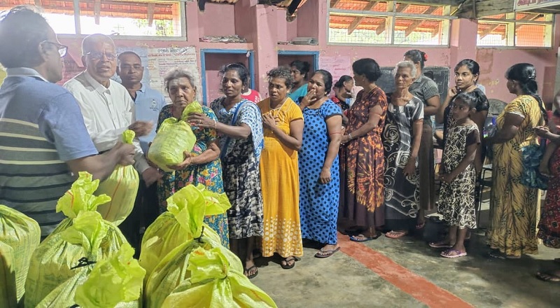 வெள்ள நிவாரணமாக  திருக்கோணமலை மாவட்ட நலன்புரிச் சங்கத்தினால் வழங்கப்பட்ட உலர் உணவுப் பொதிகள்