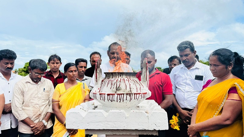 முள்ளிவாய்க்கால் நினைவு தூபியில் சத்தியப்பிரமாணத்தினை மேற்கொண்ட   கஜேந்திரகுமார்