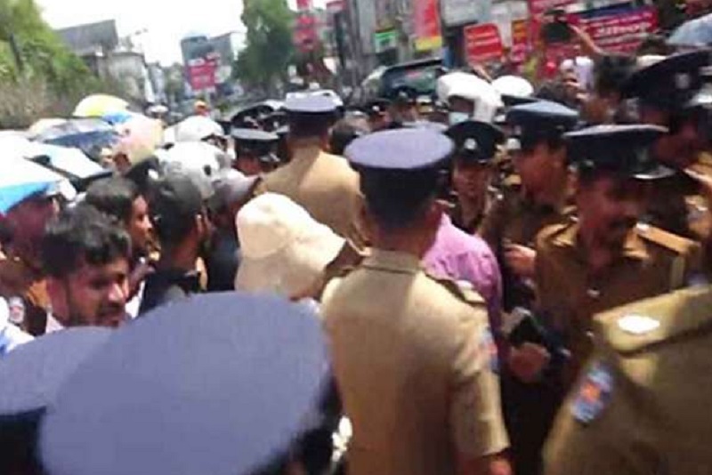 நியமனம் வழங்கக் கோரி ஆர்ப்பாட்டம்: கல்வியமைச்சுக்கு முன்பாக பதற்றம்