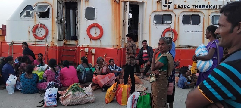 நெடுந்தீவுக்ககான பயணிகள் படகு பழுது! மூண்டரை மணி நேரமாக குளிருக்கு மத்தியில் காத்திருந்த  மக்கள்