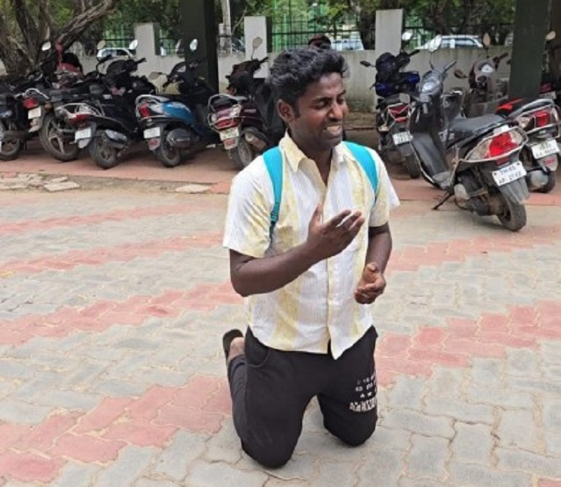 இலங்கைக்கு அனுப்பக் கோரி முழங்காலில் முட்டியிட்டு போராட்டம் நடத்திய இளைஞன்!