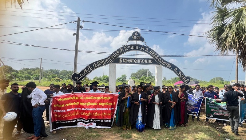 பாரபட்சமின்றி தொழிலை வழங்கு! யாழில் பட்டதாரிகள் ஆர்ப்பாட்டம்