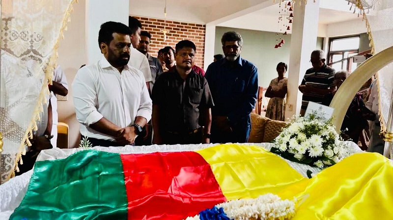 மாவை சேனாதிராஜாவின் பூதவுடலுக்கு  நேரில் சென்று அஞ்சலி செலுத்திய ஜனாதிபதி!