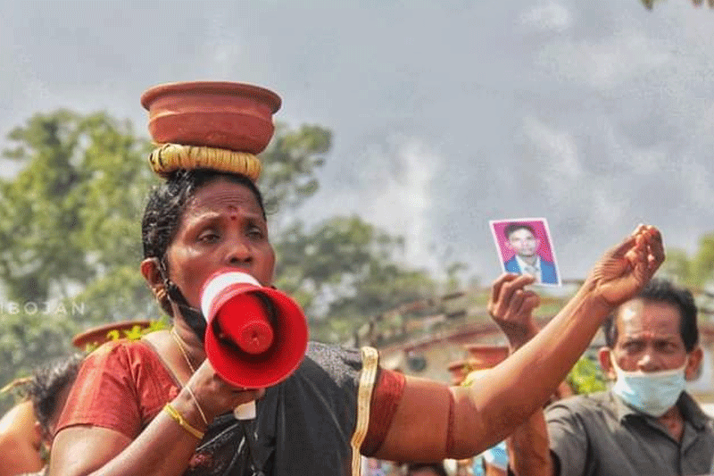 காணாமல் ஆக்கப்பட்டோரின் உறவினர்களால்   தீச்சட்டி ஏந்தி கவனயீர்ப்பு போராட்டம்!