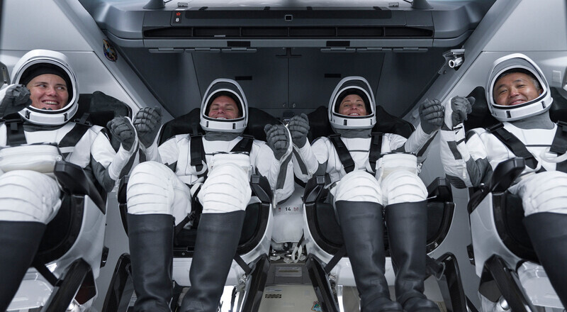 5 மாத பயணத்தை முடித்துக்கொண்டு நாசாவின் SpaceX capsule-லில் பூமிக்கு திரும்பிய விண்வெளி வீரர்கள்